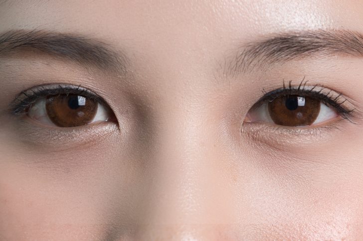 普通の充血とは異なり、突然白目の部分が真っ赤になる症状が特徴の「結膜下出血」。周囲からの視線が気になる目のトラブルの一種でもあります。では、この結膜下出血を