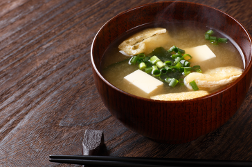 味噌汁でつらい胃もたれを解消できるって本当？