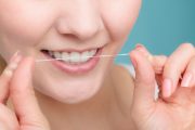 デンタルフロスの使い方のポイントと注意点