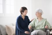 介護中の声かけと本人の尊厳を守る関わり方