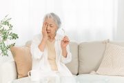 高齢者の目の乾きや見えにくさと受診の目安