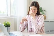 画面時間が長い人の目の疲れをやわらげる環境づくり
